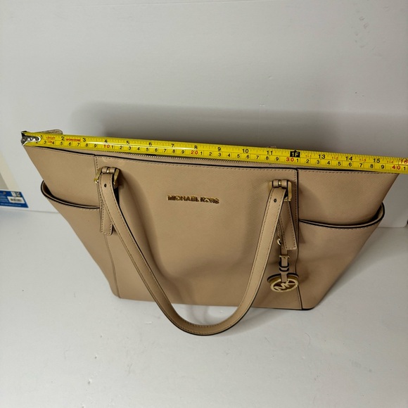 Michael Kors Jet Set Travel Large Tote Oyster Beige Saffiano Leather Top Zip Bag - Picture 10 of 15